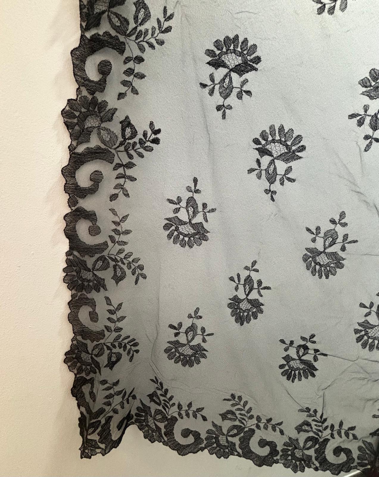Mantilla Premium Bordada Artesanal Ref. 0076 (Málaga) - Imagen 2