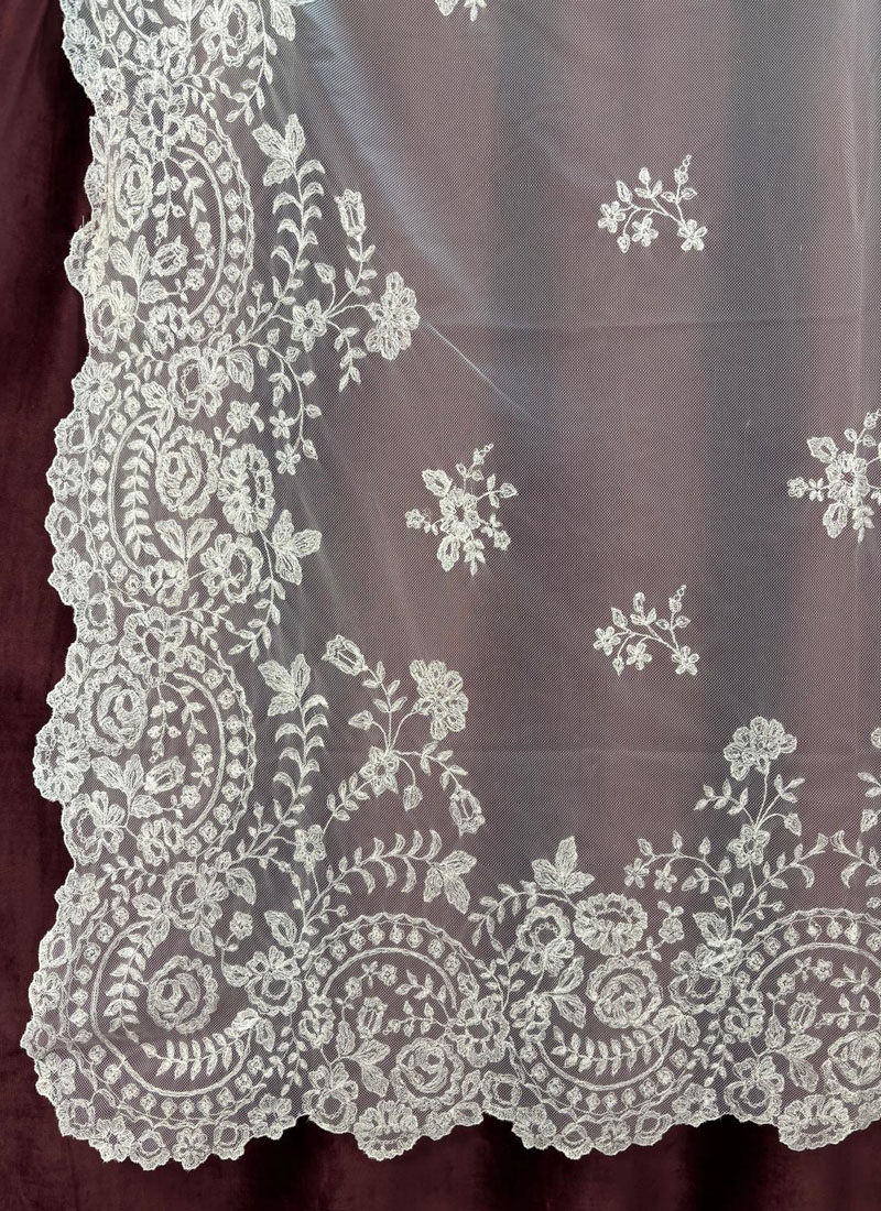 Mantilla Premium Bordada Artesanal. Beige Ref. 0075 (Sevilla)