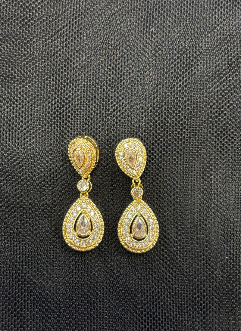 Pendiente dorado pequeño 0523